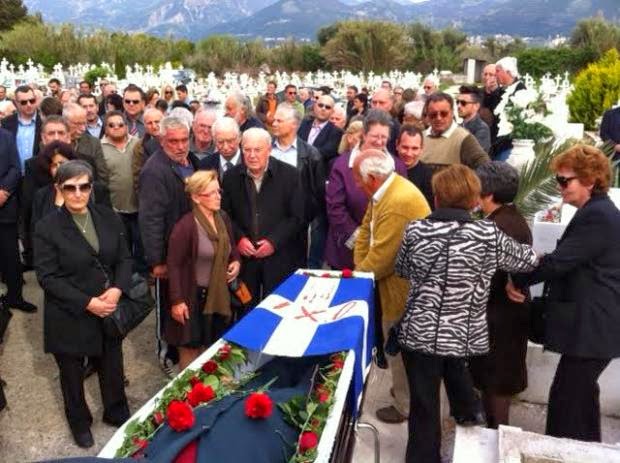 Πάτρα: Θλίψη στην κηδεία του αγωνιστή της Αριστεράς Πέτρου Κομματά - Δείτε φωτο - Φωτογραφία 1