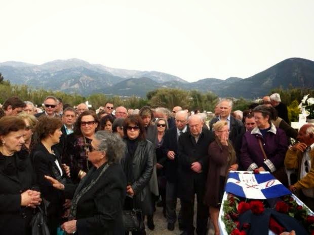Πάτρα: Θλίψη στην κηδεία του αγωνιστή της Αριστεράς Πέτρου Κομματά - Δείτε φωτο - Φωτογραφία 2