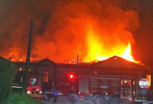 Στις φλόγες τυλίχτηκε το 1ο δημοτικό σχολείο Κύμης - Φωτογραφία 1