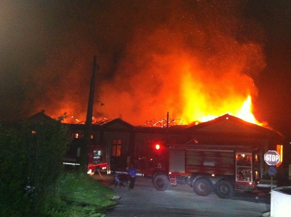 Στις φλόγες τυλίχτηκε το 1ο δημοτικό σχολείο Κύμης - Φωτογραφία 2