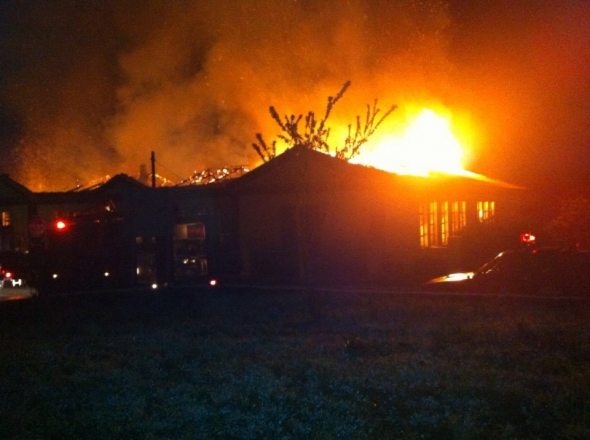 Στις φλόγες τυλίχτηκε το 1ο δημοτικό σχολείο Κύμης - Φωτογραφία 3