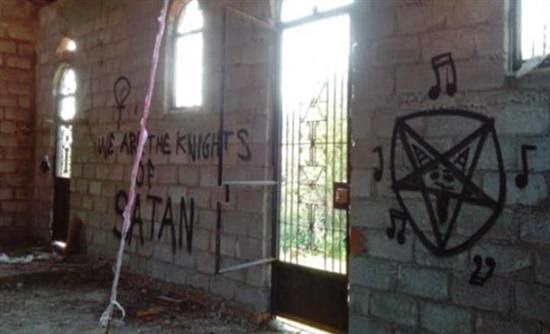 Σατανιστικά σύμβολα σε εκκλησία του Αγρινίου - Φωτογραφία 1