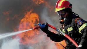 ΣΥΜΒΑΙΝΕΙ ΤΩΡΑ: Πυρκαγιά στο Δέσκιο Γυμνάσιο Πάργας - Πληροφορίες για εγκλωβισμένο άτομο - Φωτογραφία 1