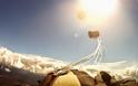 Βίντεο: Μετεωρίτης περνά ξυστά κατά τη διάρκεια ελεύθερης πτώσης skydiver