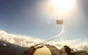 Βίντεο: Μετεωρίτης περνά ξυστά κατά τη διάρκεια ελεύθερης πτώσης skydiver - Φωτογραφία 2