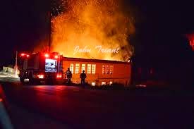 Σχολείο στην Εύβοια παραδόθηκε στις φλόγες: Κάηκε ολοσχερώς το 1ο δημοτικό σχολείο Κύμης - Φωτογραφία 1