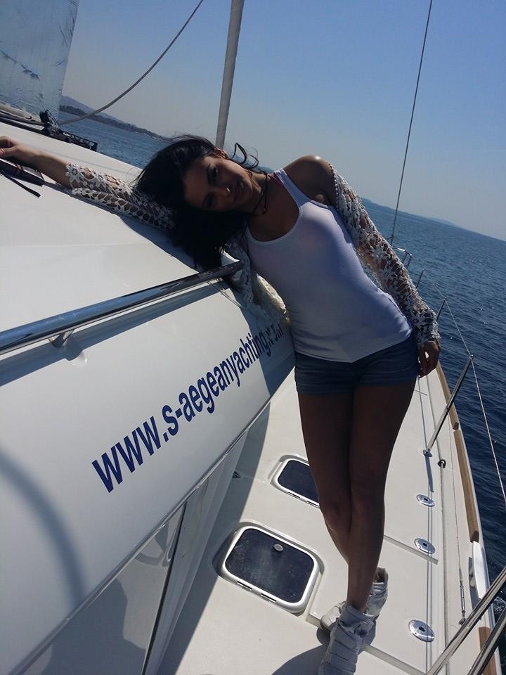 Η Δήμητρα Αλεξανδράκη σε backstage φωτογραφίες από video clip σε yacht - Φωτογραφία 2