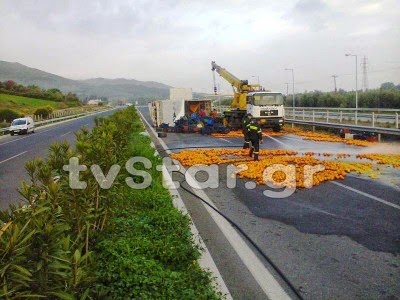 Γέμισε πορτοκάλια το οδόστρωμα στην εθνική οδό Αθηνών Λαμίας! - Φωτογραφία 1