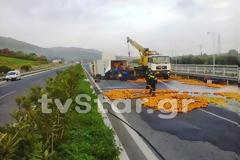 Γέμισε πορτοκάλια το οδόστρωμα στην εθνική οδό Αθηνών Λαμίας!