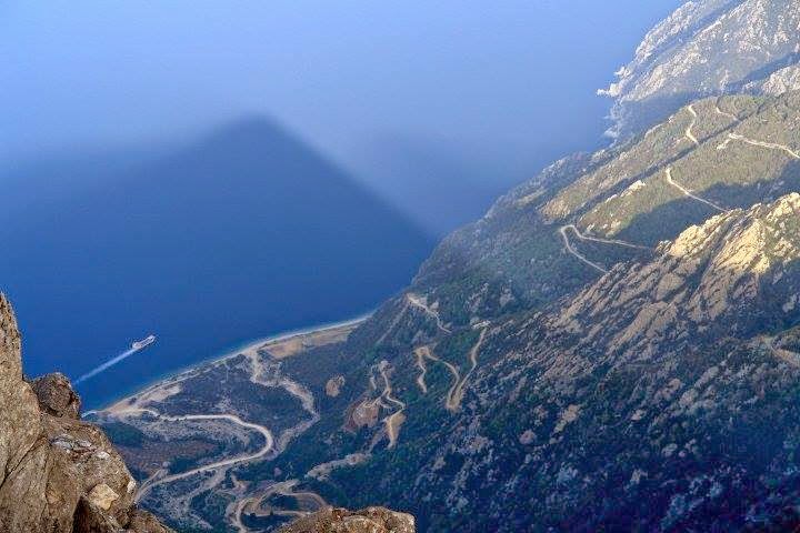 4569 - Η σκιά του Άθω. Μια σπάνια φωτογραφία - Φωτογραφία 2