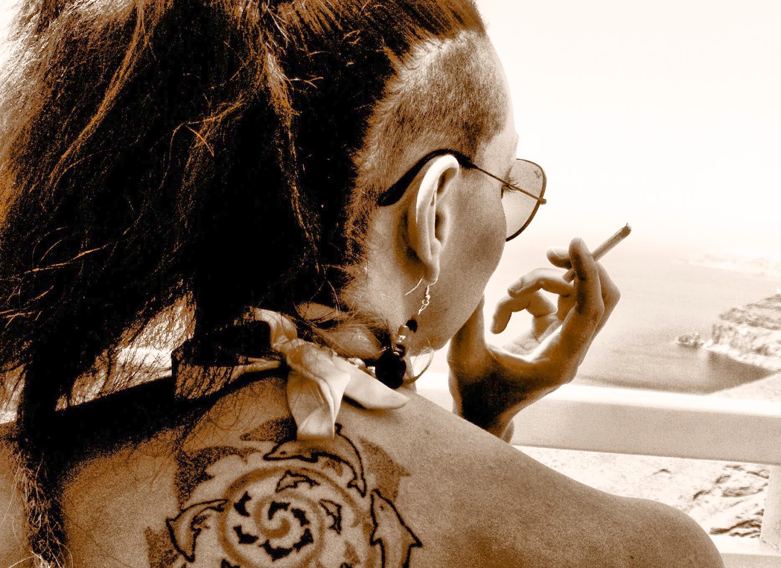 Aγνώριστη η πρώην Σταρ Ελλάς Δήμητρα Αιγινίτη - Με τατουάζ και ξυρισμένο κεφάλι στις πορείες [photos] - Φωτογραφία 2