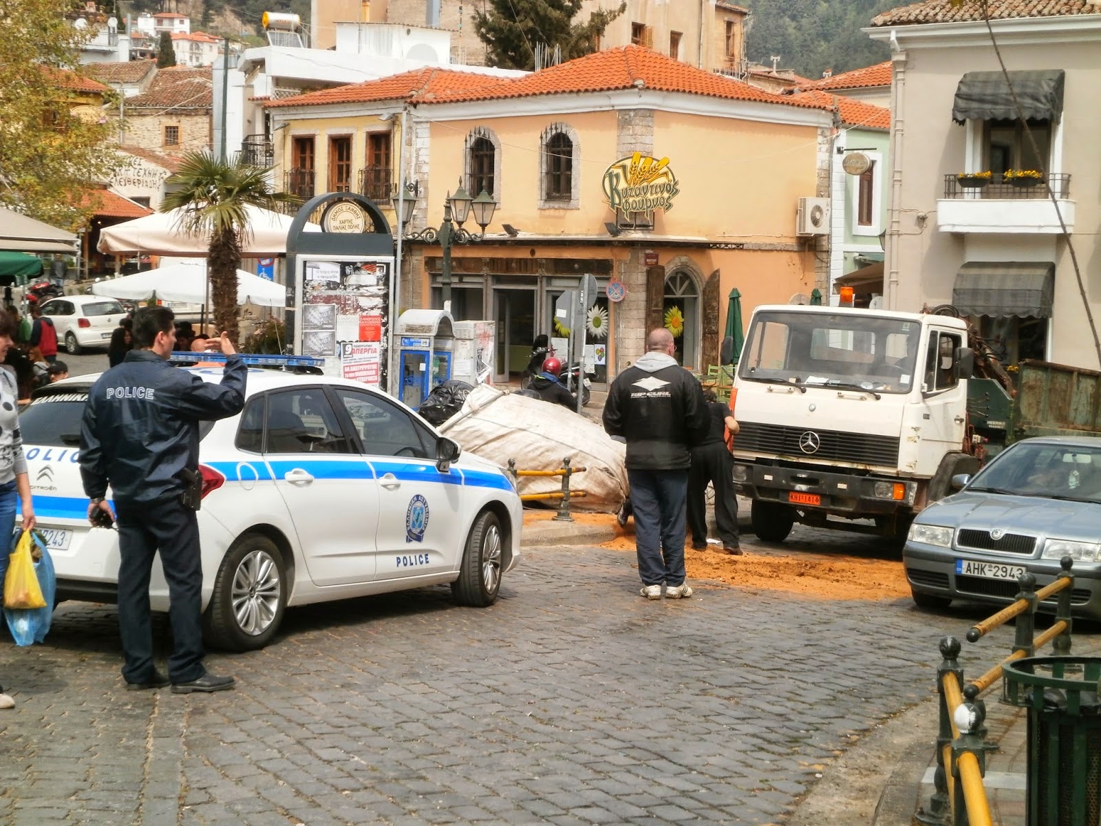 Χάλασε το απορριμματοφόρο στην Ξάνθη... και γέμισε σκουπίδια η πλατεία [video] - Φωτογραφία 2