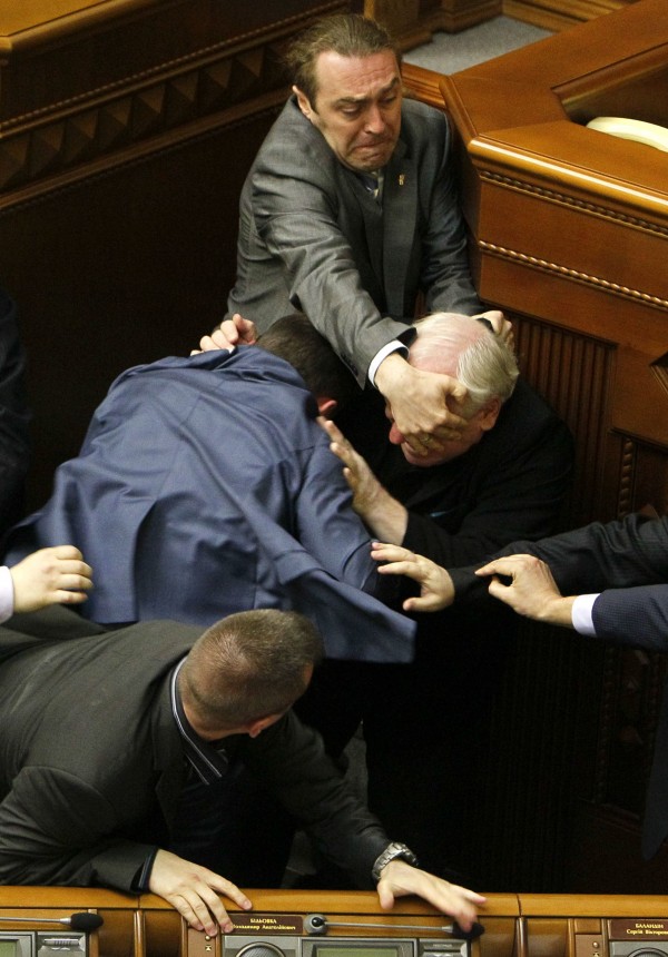Το ξύλο της αρκούδας στην Ουκρανική Βουλή! - Μπουνιές, κλωτσιές μεταξύ βουλευτών - Για εμφύλιο προειδοποιεί η Ρωσία - Φωτογραφία 2