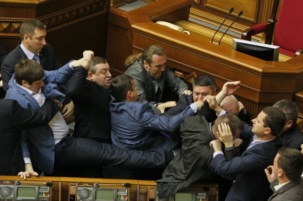 Το ξύλο της αρκούδας στην Ουκρανική Βουλή! - Μπουνιές, κλωτσιές μεταξύ βουλευτών - Για εμφύλιο προειδοποιεί η Ρωσία - Φωτογραφία 3