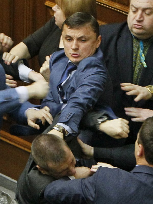 Το ξύλο της αρκούδας στην Ουκρανική Βουλή! - Μπουνιές, κλωτσιές μεταξύ βουλευτών - Για εμφύλιο προειδοποιεί η Ρωσία - Φωτογραφία 4