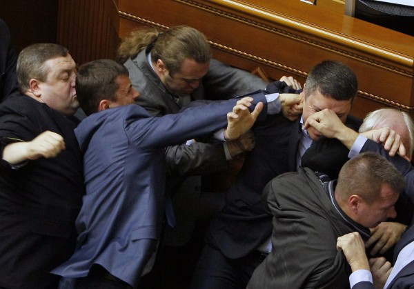 Το ξύλο της αρκούδας στην Ουκρανική Βουλή! - Μπουνιές, κλωτσιές μεταξύ βουλευτών - Για εμφύλιο προειδοποιεί η Ρωσία - Φωτογραφία 5