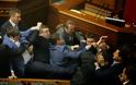 Το ξύλο της αρκούδας στην Ουκρανική Βουλή! - Μπουνιές, κλωτσιές μεταξύ βουλευτών - Για εμφύλιο προειδοποιεί η Ρωσία