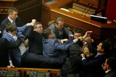 Το ξύλο της αρκούδας στην Ουκρανική Βουλή! - Μπουνιές, κλωτσιές μεταξύ βουλευτών - Για εμφύλιο προειδοποιεί η Ρωσία