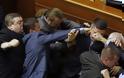 Το ξύλο της αρκούδας στην Ουκρανική Βουλή! - Μπουνιές, κλωτσιές μεταξύ βουλευτών - Για εμφύλιο προειδοποιεί η Ρωσία - Φωτογραφία 5