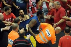 Εκτός εαυτού ο Σχορτσιανίτης: Όρμησε στην κερκίδα - Έδειρε οπαδούς και σκόρπισε τρόμο
