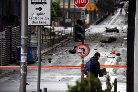 Βομβαρδισμένο τοπίο η περιοχή γύρω από την Τράπεζα της Ελλάδας -  Ποιοι δρόμοι έχουν κλείσει στο κέντρο της Αθήνας - Φωτογραφία 1