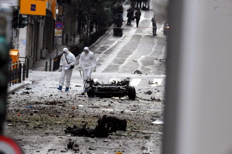 Βομβαρδισμένο τοπίο η περιοχή γύρω από την Τράπεζα της Ελλάδας -  Ποιοι δρόμοι έχουν κλείσει στο κέντρο της Αθήνας - Φωτογραφία 5