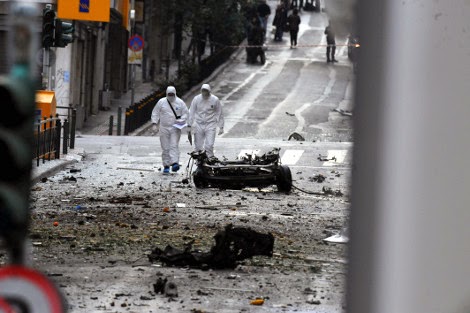 Βομβαρδισμένο τοπίο η περιοχή γύρω από την Τράπεζα της Ελλάδας -  Ποιοι δρόμοι έχουν κλείσει στο κέντρο της Αθήνας - Φωτογραφία 6