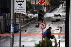Βομβαρδισμένο τοπίο η περιοχή γύρω από την Τράπεζα της Ελλάδας -  Ποιοι δρόμοι έχουν κλείσει στο κέντρο της Αθήνας