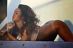 Rihanna: Ποζάρει γυμνή από την μέση και κάτω... και κόβει ανάσες!