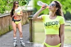 Η Anais Zanotti αθλείται κάνοντας ρόλερς