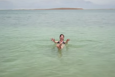 Κολυμπώντας στη Νεκρά θάλασσα [video] - Φωτογραφία 1