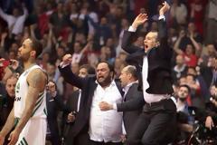 Έτσι πανηγυρίζουν οι πρόεδροι – Μαρινάκης, Αγγελόπουλοι σαν μικρά παιδιά αποθεώνουν τους παίκτες του Ολυμπιακού