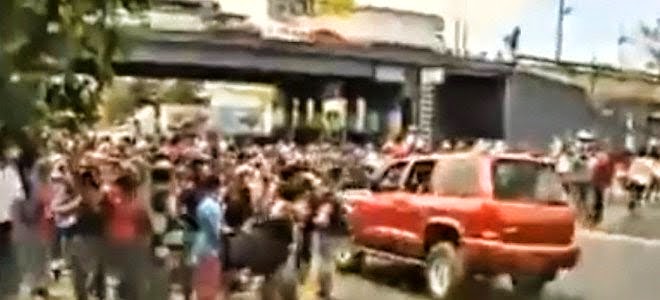 Μαινόμενος οδηγός έριξε το αυτοκίνητό του σε πλήθος μαθητών -Στο νοσοκομείο 12 διαδηλωτές [βίντεο] - Φωτογραφία 1