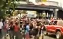 Μαινόμενος οδηγός έριξε το αυτοκίνητό του σε πλήθος μαθητών -Στο νοσοκομείο 12 διαδηλωτές [βίντεο]