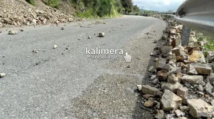 Κίνδυνος για τα διερχόμενα αυτοκίνητα σε δρόμο της Γορτυνίας από τις πτώσεις βράχων [video] - Φωτογραφία 1
