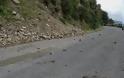 Κίνδυνος για τα διερχόμενα αυτοκίνητα σε δρόμο της Γορτυνίας από τις πτώσεις βράχων [video] - Φωτογραφία 2