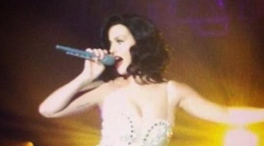 Katy Perry... έσκυψε σε συναυλία και ... έκαναν πάρτυ οι από πίσω! - Φωτογραφία 1