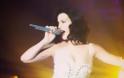 Katy Perry... έσκυψε σε συναυλία και ... έκαναν πάρτυ οι από πίσω!