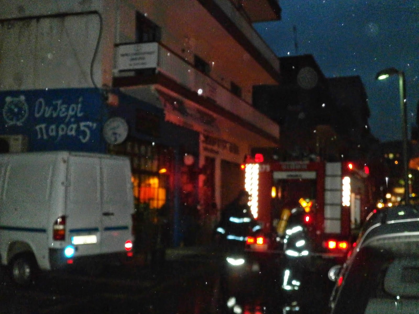 Καμινάδα τζακιού τυλίχτηκε στις φλόγες στο κέντρο της Ξάνθης! [Video - Photos] - Φωτογραφία 1