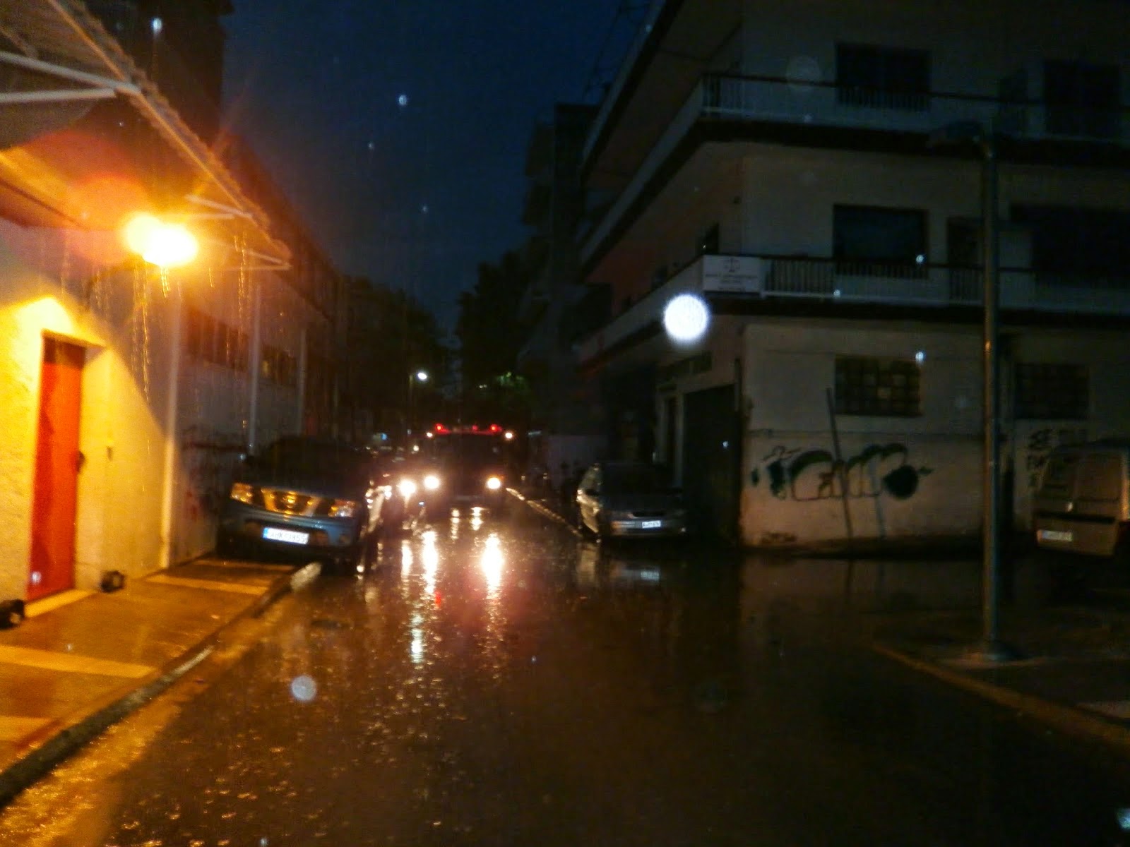 Καμινάδα τζακιού τυλίχτηκε στις φλόγες στο κέντρο της Ξάνθης! [Video - Photos] - Φωτογραφία 2