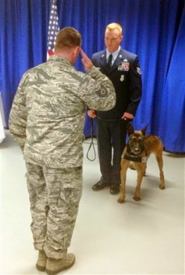 Έδωσαν στρατιωτικό μετάλλιο σε... σκύλο στις ΗΠΑ [Photo] - Φωτογραφία 2