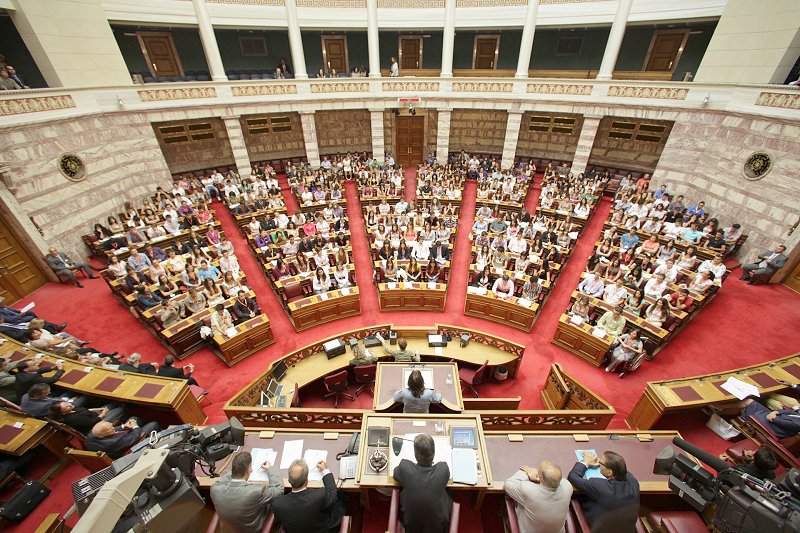 Ένα βήμα πριν το βάραθρο Κυβέρνηση και Ελληνικό Κοινοβούλιο - Φωτογραφία 1