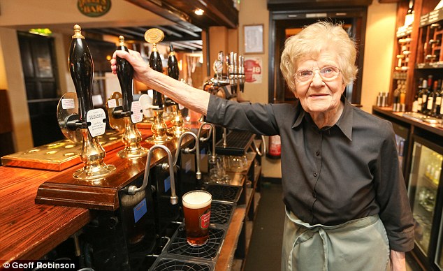 Αυτή η γυναίκα είναι 100 χρονών! Δες τι δουλειά κάνει (φωτό) - Φωτογραφία 2