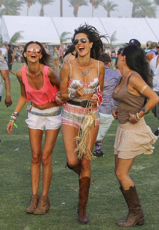 Alessandra Ambrosio: «Ξεσάλωσε» στο μουσικό φεστιβάλ Coachella - Φωτογραφία 2