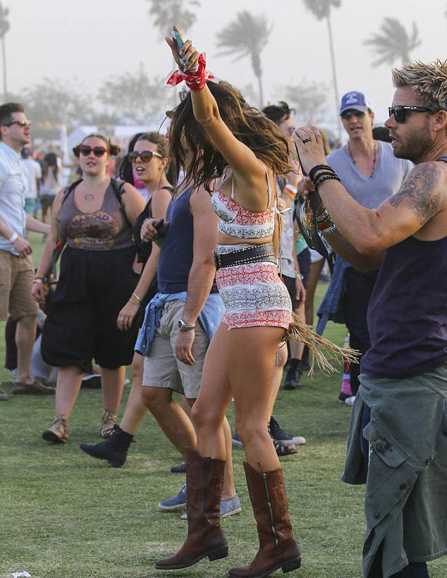 Alessandra Ambrosio: «Ξεσάλωσε» στο μουσικό φεστιβάλ Coachella - Φωτογραφία 7