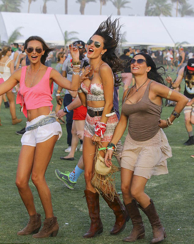 Alessandra Ambrosio: «Ξεσάλωσε» στο μουσικό φεστιβάλ Coachella - Φωτογραφία 8