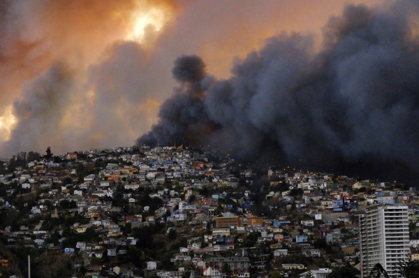 Με ΚΟΛΑΣΗ μοιάζει η Χιλή! Πυρκαγιά κατέστρεψε ΟΛΟΣΧΕΡΩΣ τουλάχιστον 500 σπίτια! (Photos) - Φωτογραφία 2