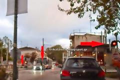 Ενώ το τρένο έρχεται.. ο ποδηλάτης στα Τρίκαλα δεν σταματά!