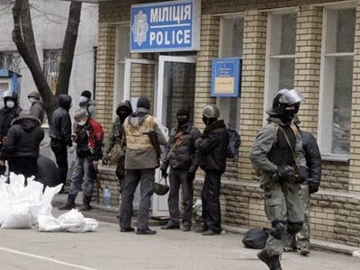 Επίθεση στο αρχηγείο της αστυνομίας στη πόλη Χορλίβκα στην ανατολική Ουκρανία - Φωτογραφία 1