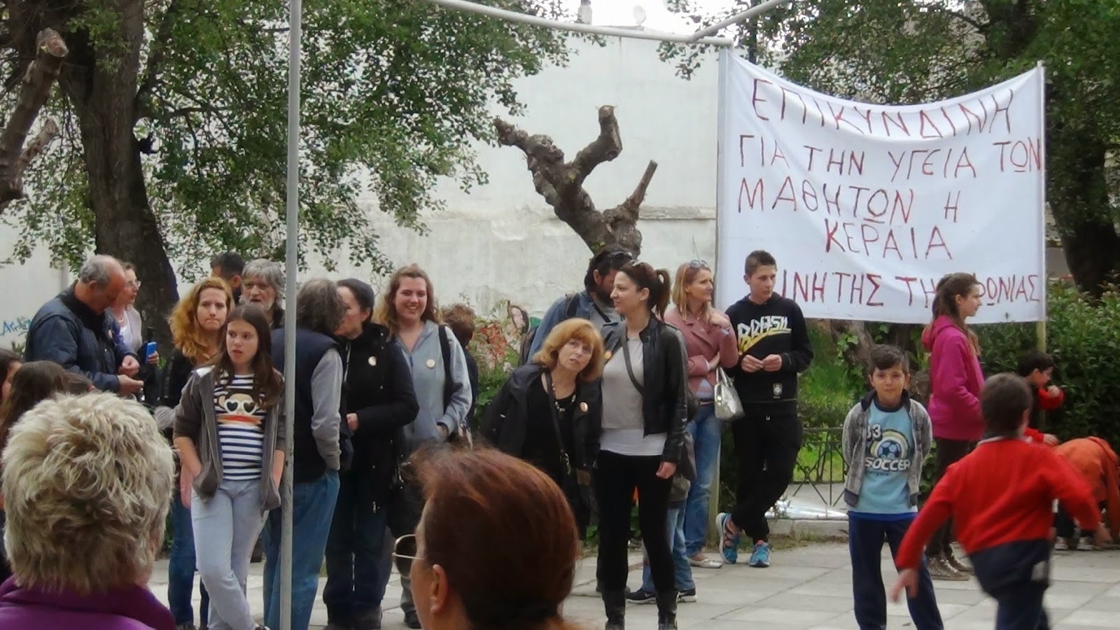Κίνημα Δεν Πληρώνω: Συγκέντρωση διαμαρτυρίας ενάντια στην κεραία κινητής τηλεφωνίας που έχει τοποθετηθεί δίπλα στο σχολείο του Αγίου Στεφάνου [video] - Φωτογραφία 2